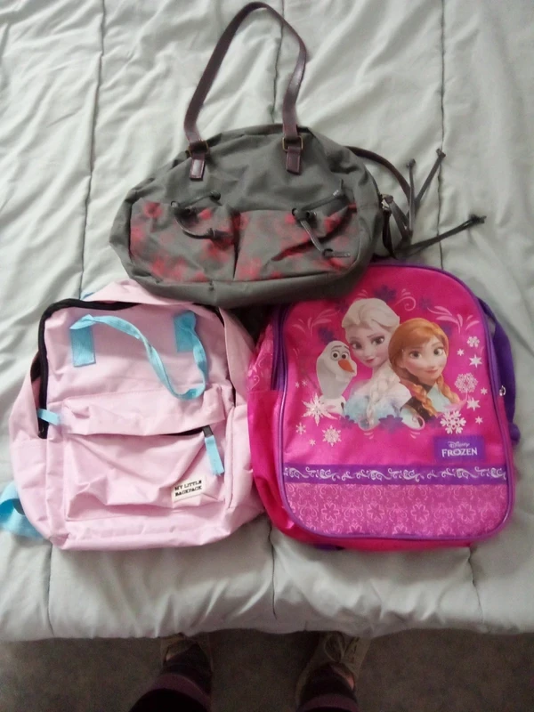 Lot de sacs a dos et un sac à main.